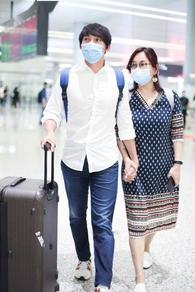 陈松伶身上的中年感遮不住和老公同框年龄差明显穿衣挺随性