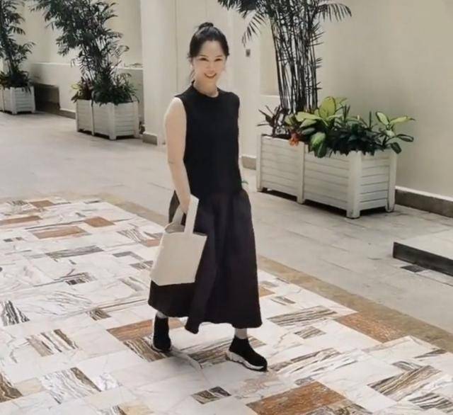 原创在高铁站偶遇付笛生夫妇53岁任静穿紧身裤真敢啊都不遮臀型