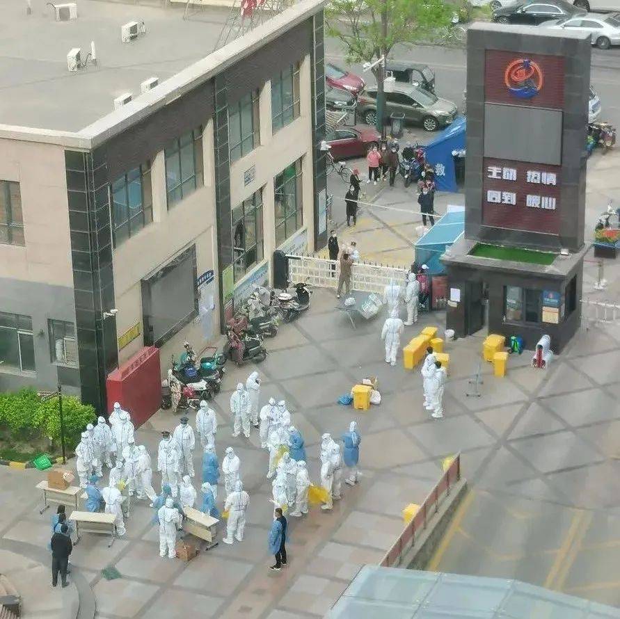 12小时严格封控下的小区是啥样？这些真实的画面太暖心……_防控_核酸_业主