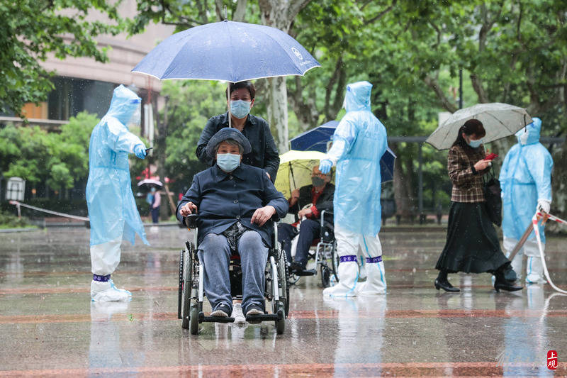 上海对封控区管控区人员开展核酸筛查，湖北江苏等援护医疗队助力核酸检测