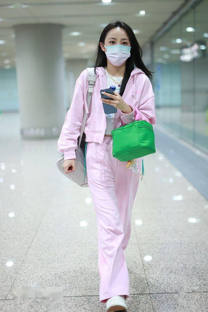 吴佳怡粉色运动套装机场出行绿色化妆包清新惹眼