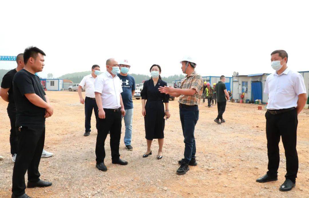 4月26日,市督查督办局局长娄玲一行到大龙开发区调研项目建设,安全