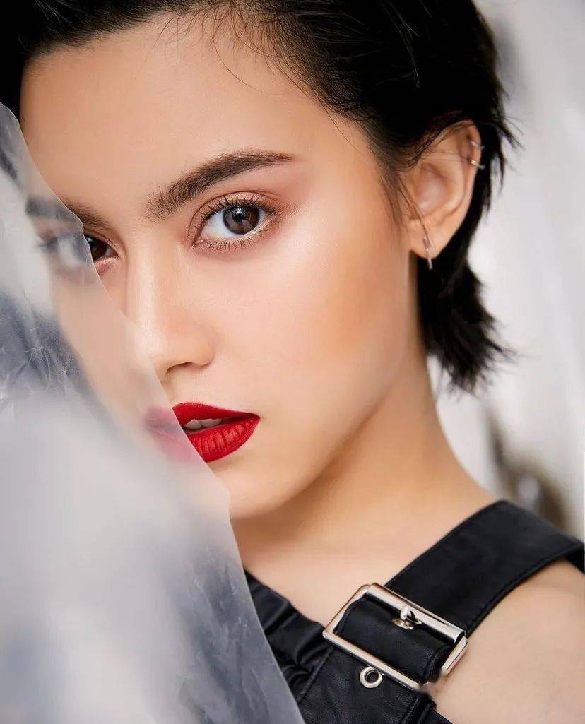 a最后的这位短发小姐姐是个甜甜暖暖的小女生来自泡菜国的模特全恩雅