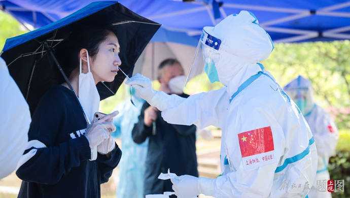 上海对封控区管控区人员开展核酸筛查，湖北江苏等援护医疗队助力核酸检测