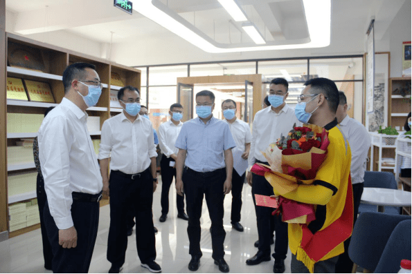 市委副书记罗文全看望慰问最美新就业形态劳动者和疫情防控一线工作