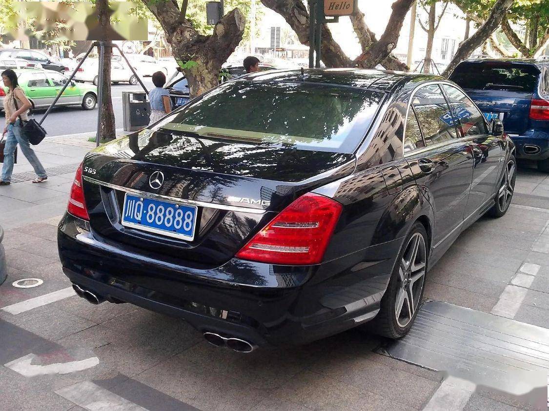 川q88888,车牌高调,车型低调,不懂的人以为就是普通的奔驰s级.