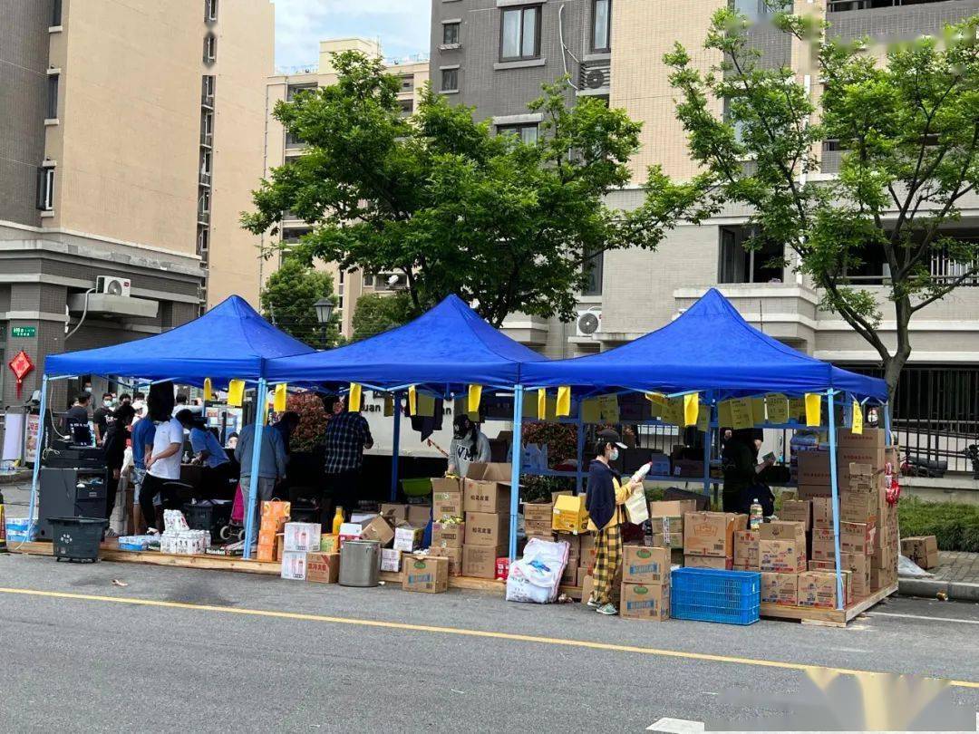 流动超市开到小区门口松江街镇为社区保供出新招