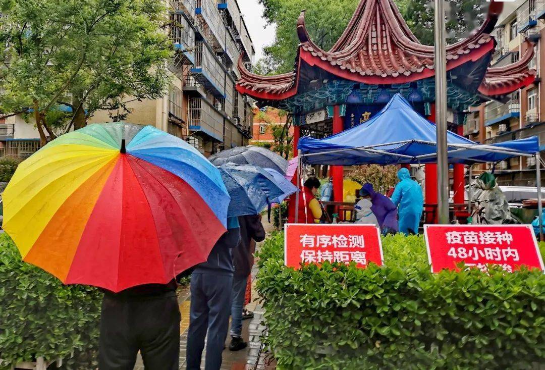 "西长安街街道浩洋大厦核酸检测点来了一位八十多岁的老大爷,拄着拐杖