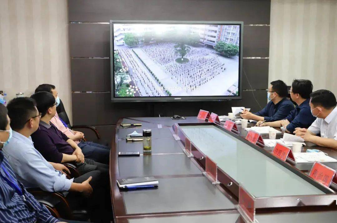 湖北省应城一中党委书记,校长魏少华在座谈会上致答谢词.