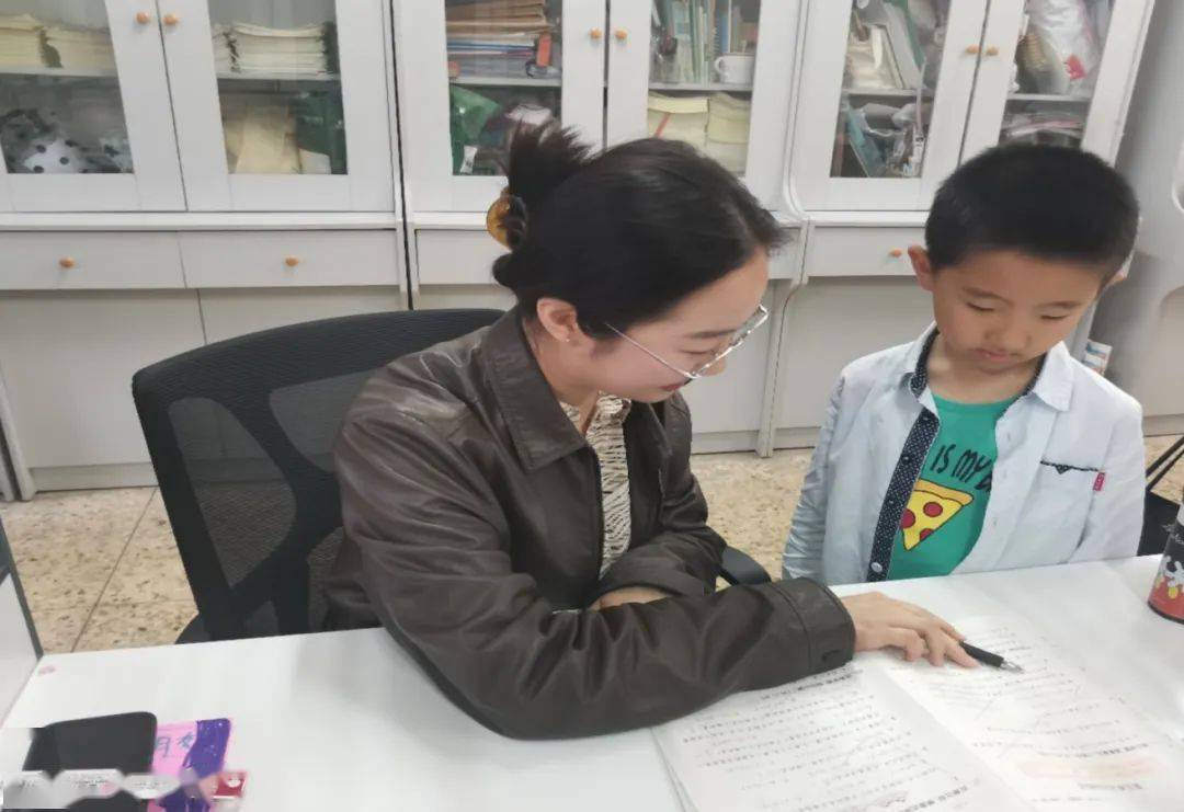 李佳璇老师针对学生错题进行讲解杨国瑞老师在给学生答疑王梦雅老师在