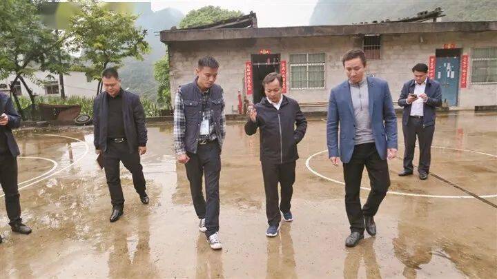田阳区区长曾维康在现场办公会上要求各相关单位要善于学习和借鉴文秀