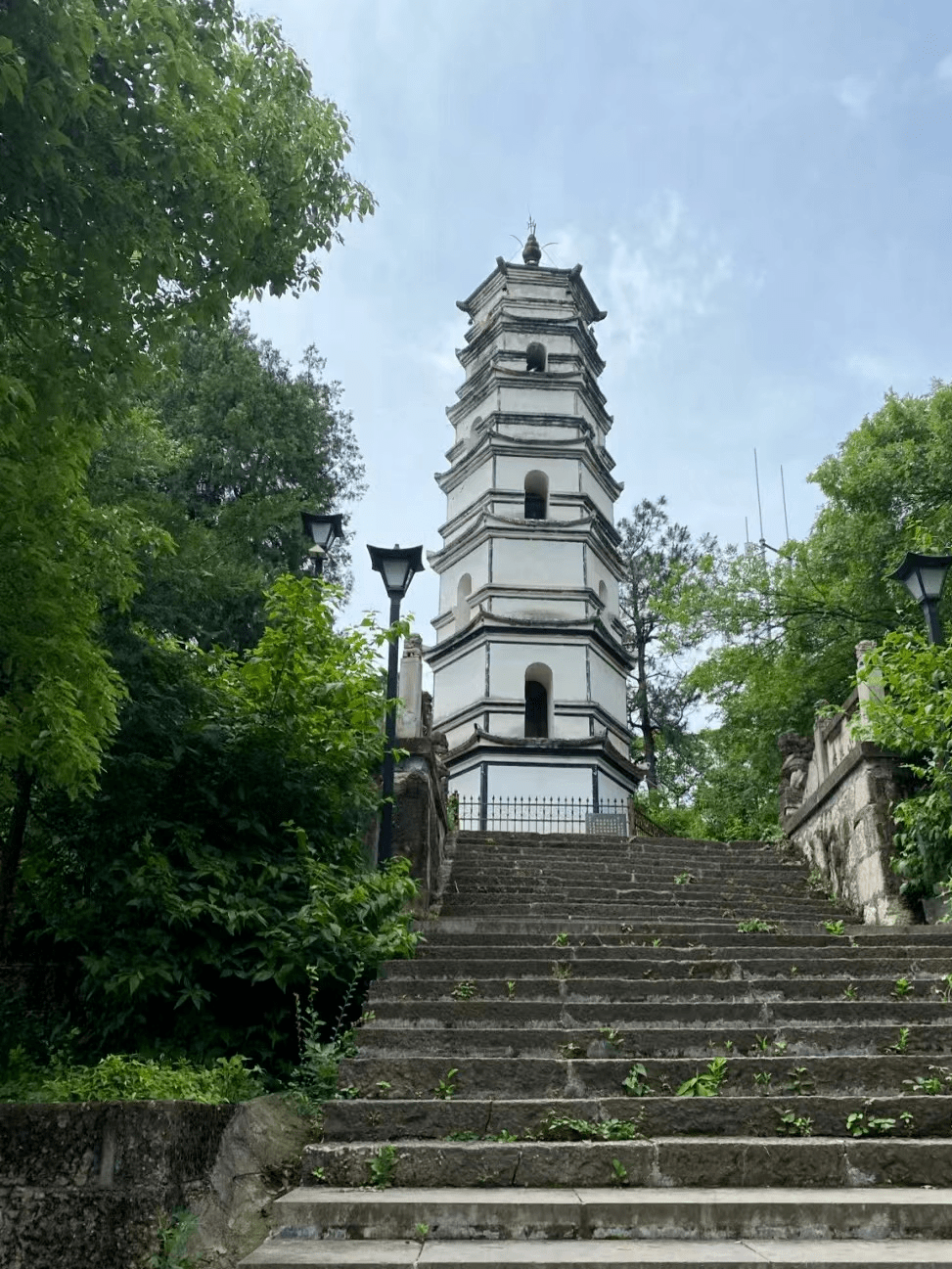 半山腰就可以停车,停车免费71景点:塔山云黄古寺04南山公园义乌高处