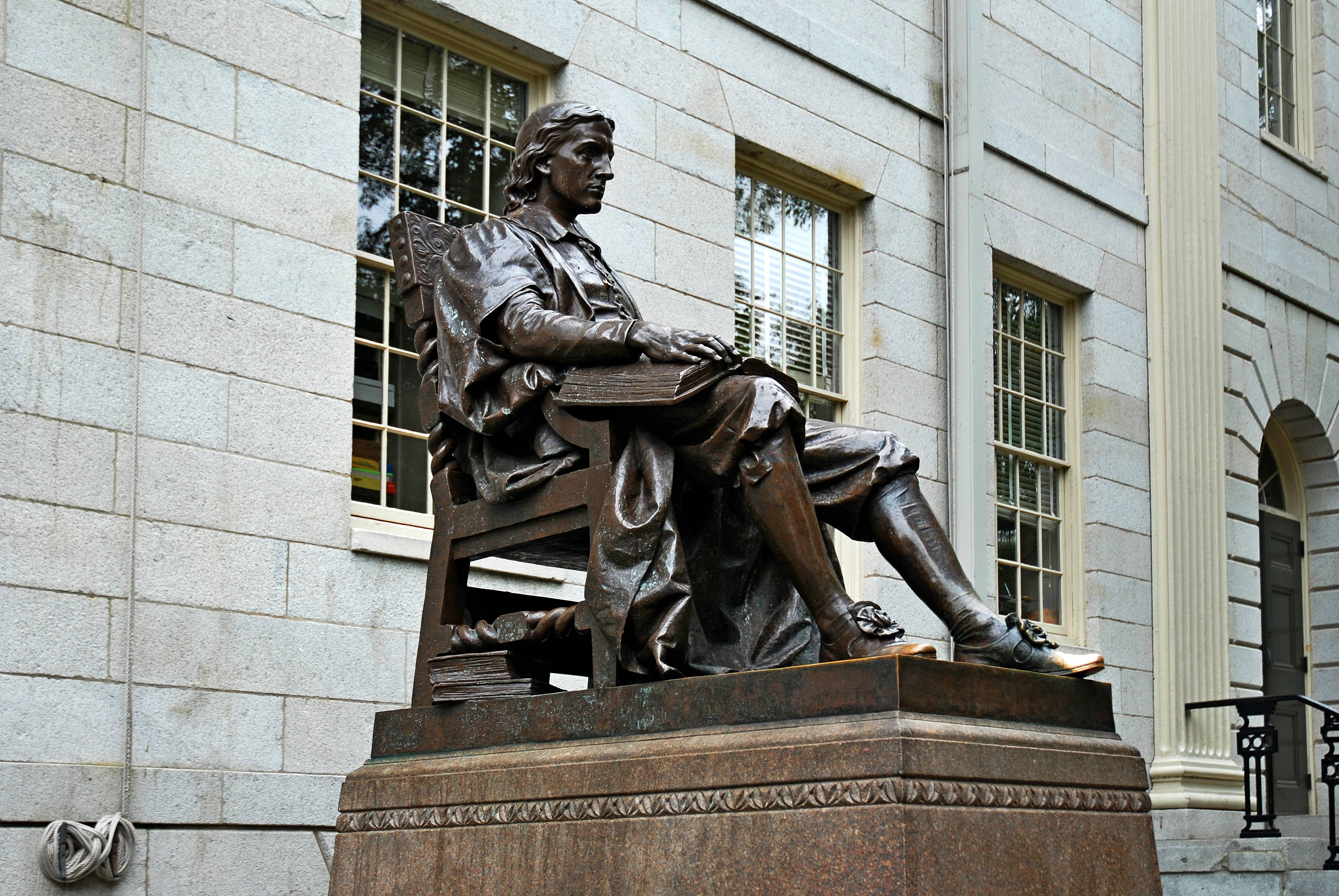 哈佛雕像图片