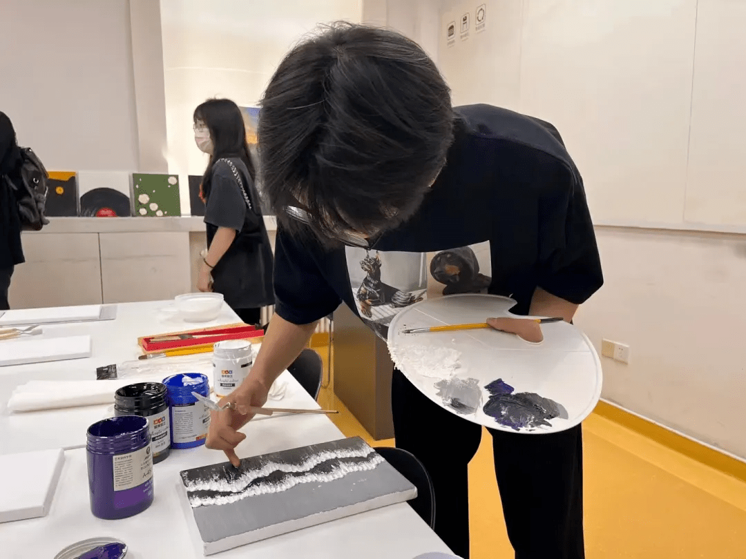 在逐梦刀画工作室的体验课程就可以感受到大多数刀画绘画技法.