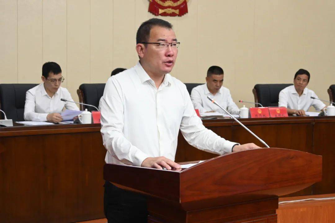 市人大常委会副主任俞大军,蔡和斌,陈嘉,吴章明以及市人大常委会委员