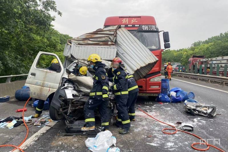 突发杭州高速发生4辆货车追尾事故致5人受伤被困人员被成功救出