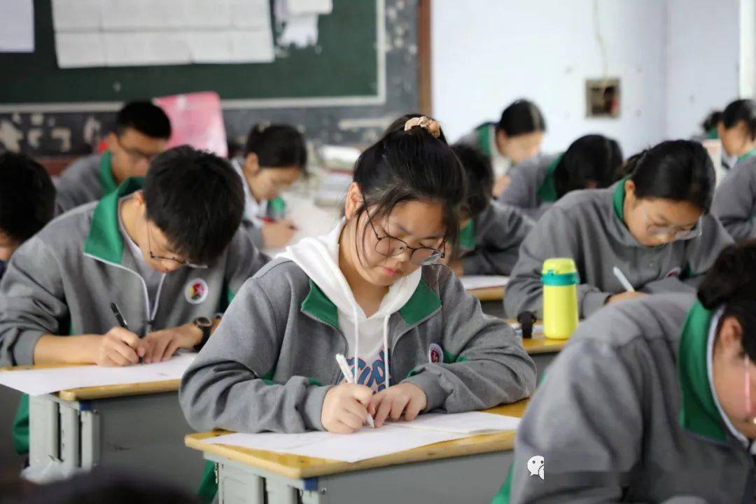 高一高二期中考试看考场上的孩子们答题多认真