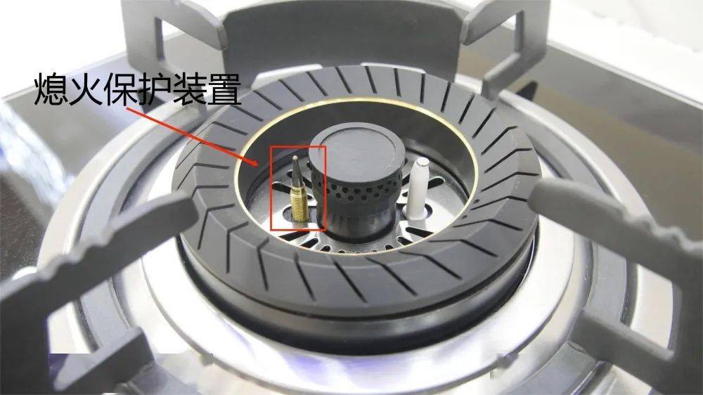 购买正规燃气灶具,它自带熄火保护装置,能在溢汤,被风吹灭火焰的情况