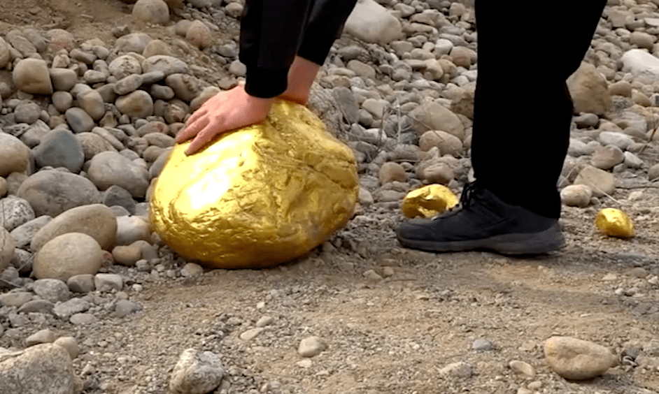 所以说它是埋藏物有些牵强,再者说,在这块狗头金的附近并没有发现金矿