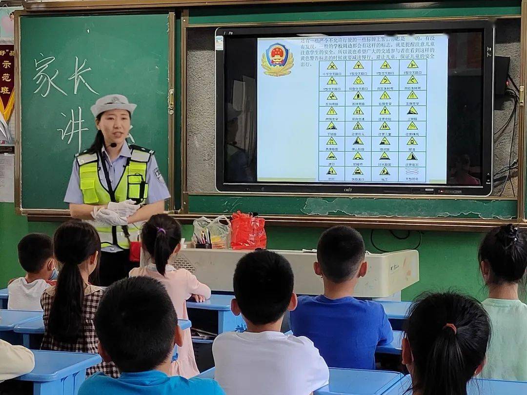 家长讲堂 安全护航一路 童 行 三明市实验小学四年八班开展交通安全进课堂活动 赖文斌 知识 意识