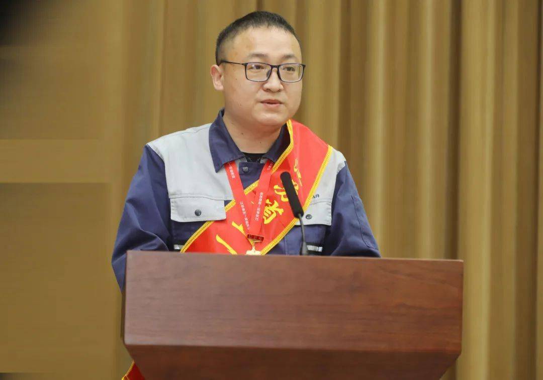 日,扬州市总工会召开庆"五一"表彰大会,开发区党工委副书记侯承海出席