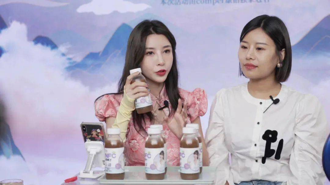 在抖音网红直播间,短发的咸晓芳专业见长,长发的张沫凡热情直率,俩人