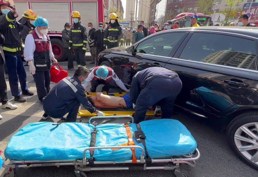 一二三起大连街头众人抬车救人