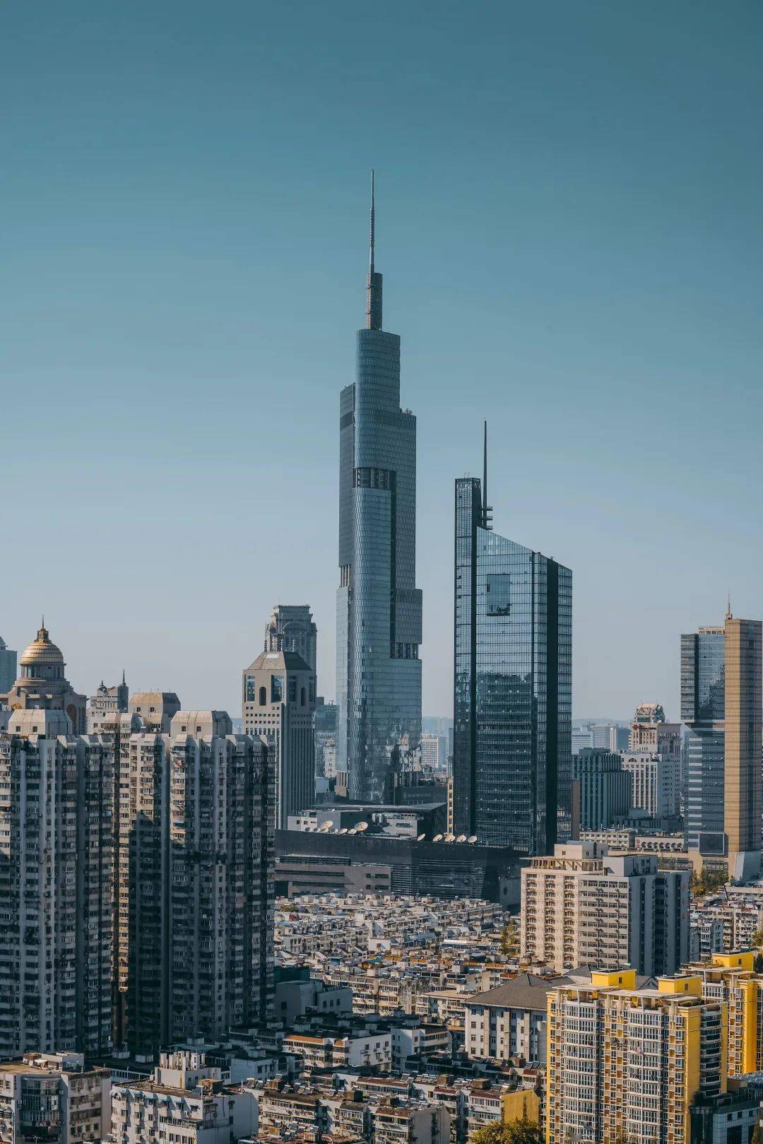 450m的摩天大楼,犹如盘龙般直入云层,"紫峰大厦"俨然成为了金陵地标之