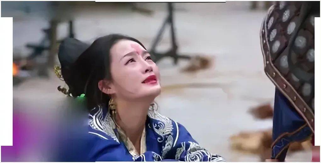 她放弃公主的尊严,拉着燕洵的衣角苦苦哀求,摇尾乞怜的样子,实在让人