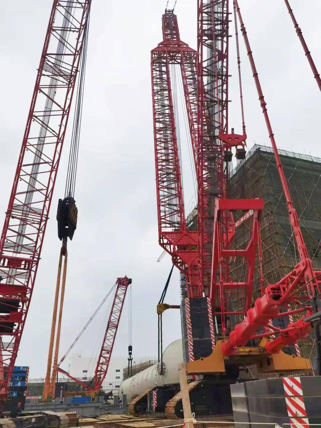 2000t履带吊主吊东华能源租赁项目638吨反应器就位