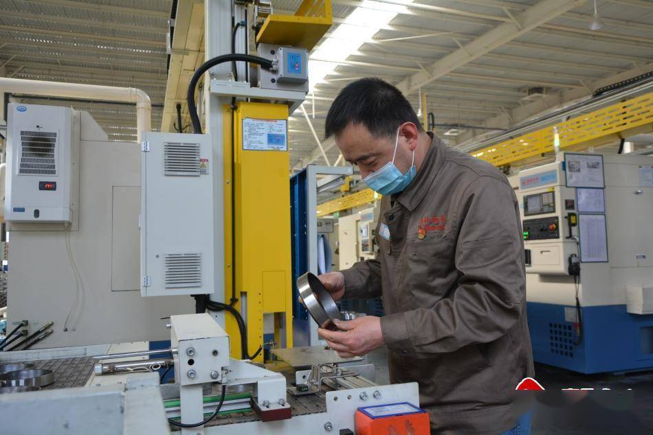 从最初的机床维修,机械加工,到后来从事设备操作和设备管理,岗位在变