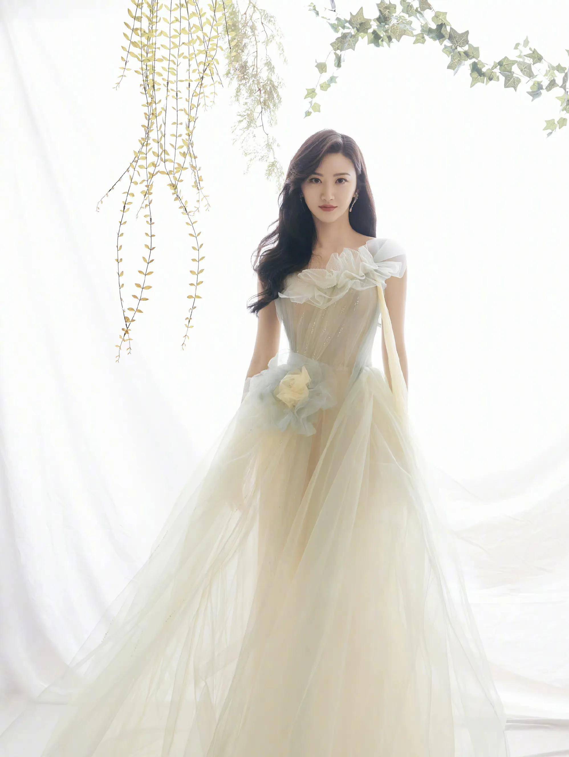 女星景甜优雅写真人间的富贵花