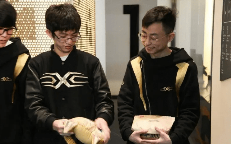 水晶哥点评edg冠军皮肤疯狂推销圣枪哥男枪关系户太明显