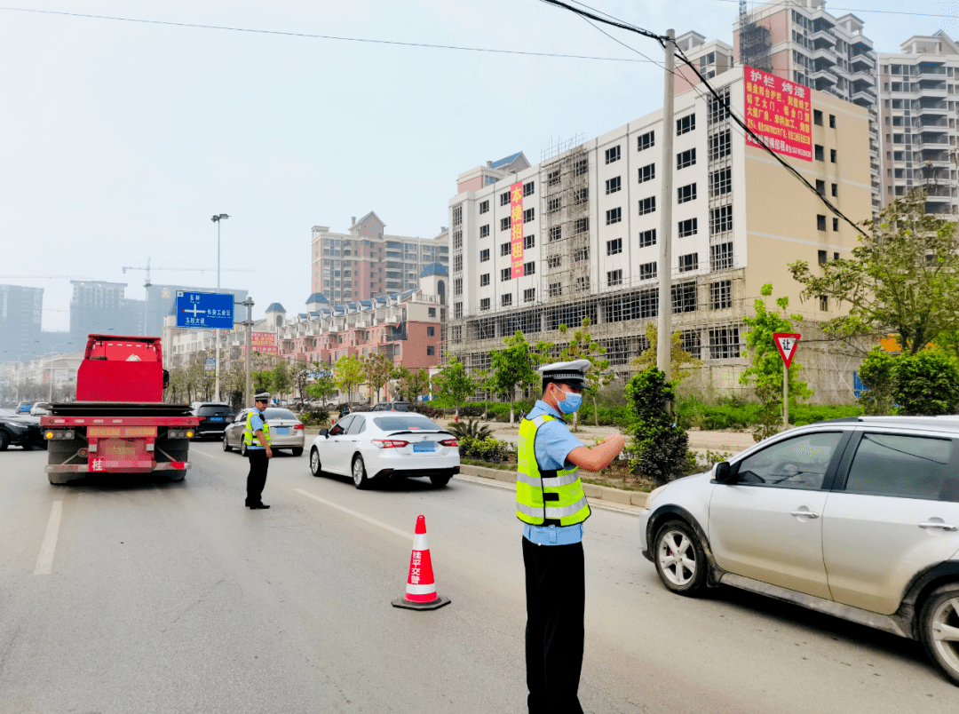 大圩一中以及港北六中路口路段由於學生放學,返校集中,接送車輛集中