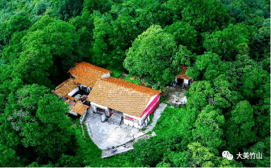 总山神景区位于宜良县竹山镇境内,海拔2582.5米,垂直高差1213.