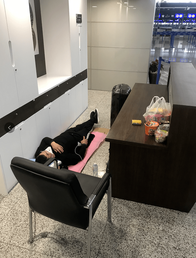 回美艰辛48小时骑车去机场泡面行军床上海浦东机场里随处躺