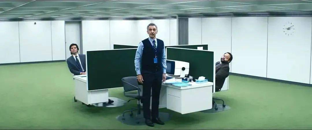 比如,蓝绿配色让人想起爱德华·霍普的油画:▲夜鹰,1882▲客车厢,1965