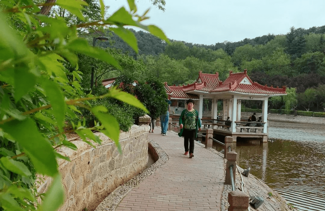 嘉定山公園位於青島市市北區中部, 原名大山,綿延8座山頭,主峰海拔112