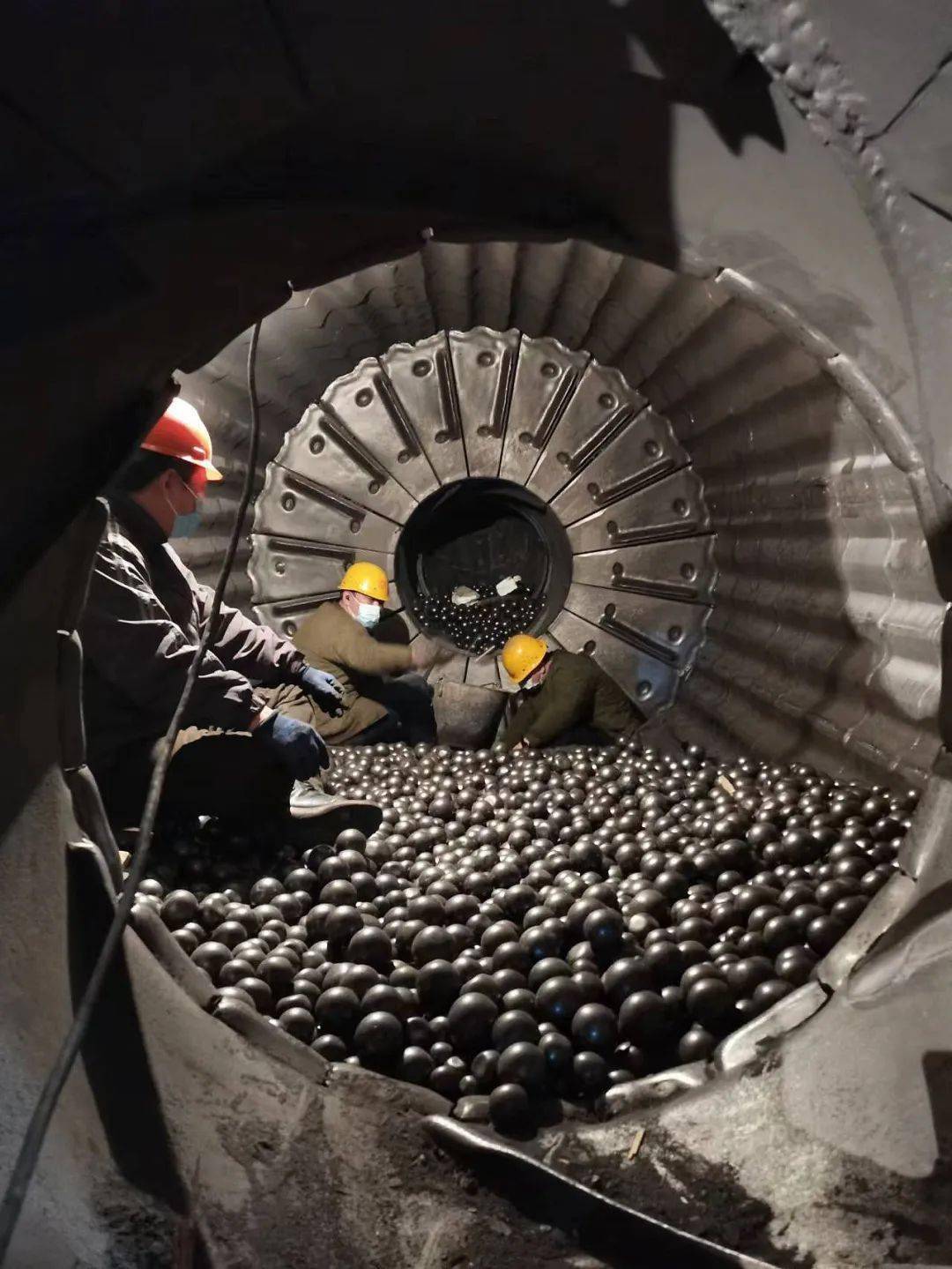 建安公司 逯传文《高空吊装》作者:建安公司 曲艳华《高空作业》作者