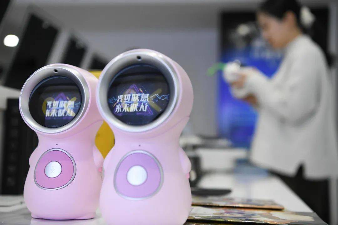 这是安徽奇智科技有限公司生产的智能语音机器人(2021年12月24日摄).