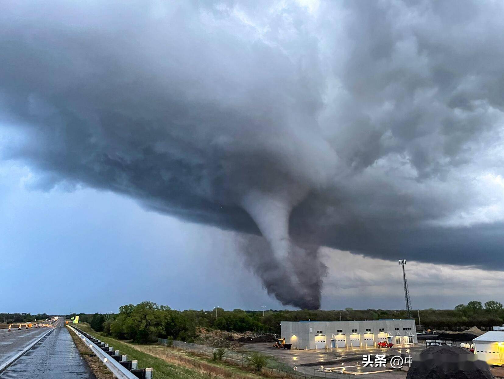 极端罕见！美国龙卷天上打结，气候要起变化？专家：暂无明确解释_搜狐网