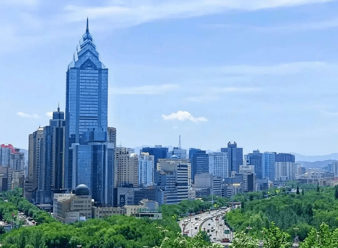 红山公园是国家aaaa级景区,是乌鲁木齐市中心一座具有地标性质的综合