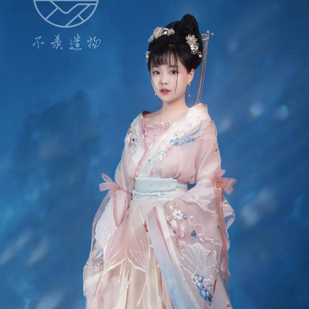 了解最新的服装图片