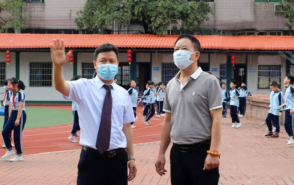 曾祥勇校长陪同杜泽桦校友参观了校园,并介绍了学校发