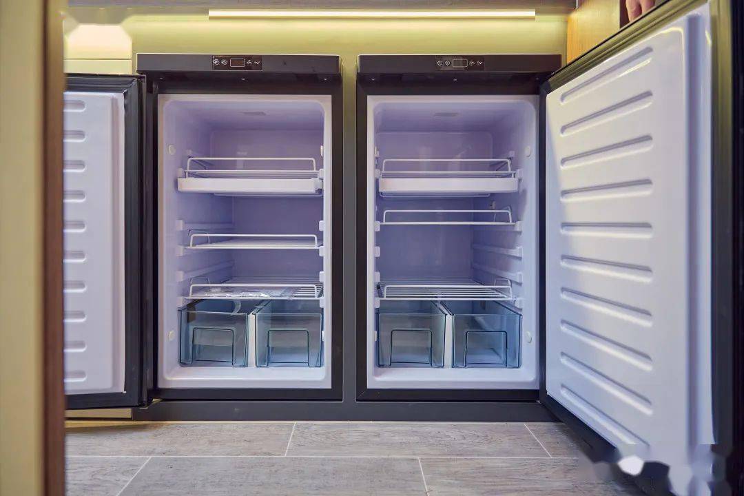 同时,在橱柜的另一侧,还配备152l的英得尔冰箱,可以分区冷藏或冷冻