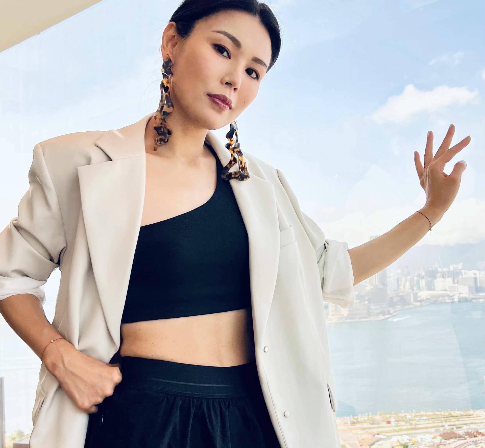 42岁香港知名女歌手自曝一家五口全部确诊,被大女儿传染_何嘉莉_疫情