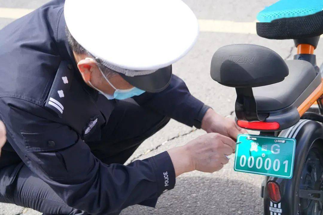 公布张家口第一块电动车牌诞生了你家电动车上牌了吗