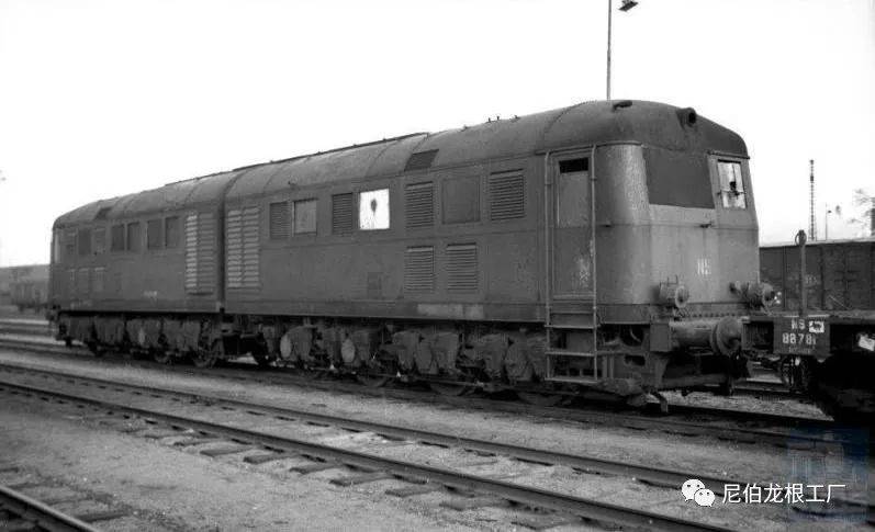 牵引巨炮的双头铁马二战德国克虏伯d311内燃机车