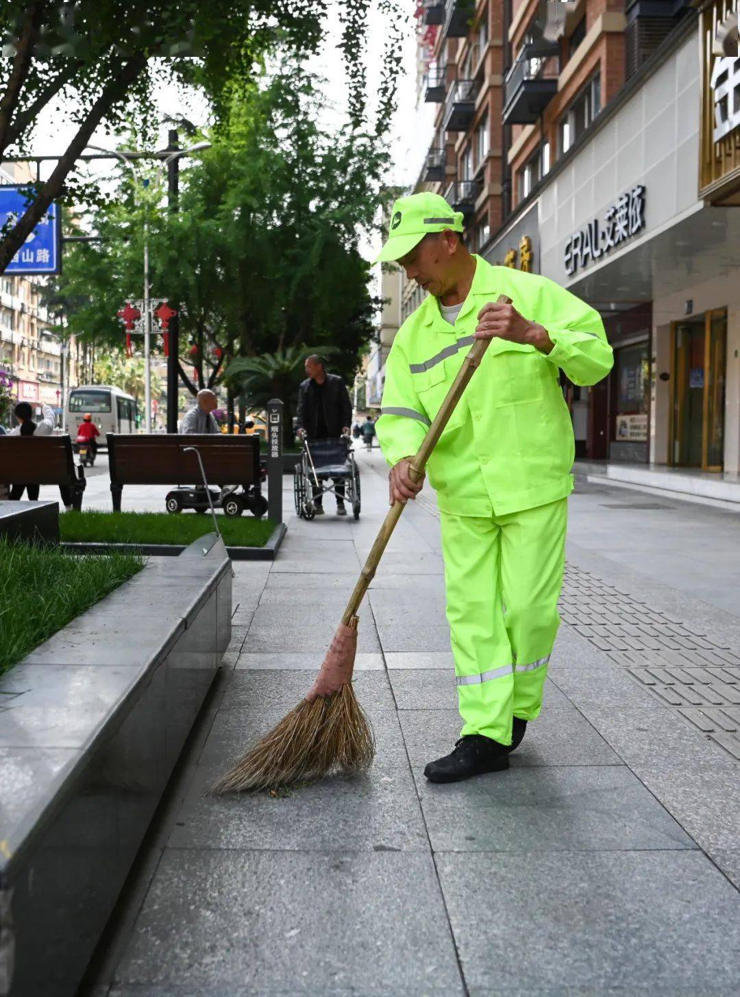 他们在劳动中度过属于自己的节日_市民_大街小巷_各行各业
