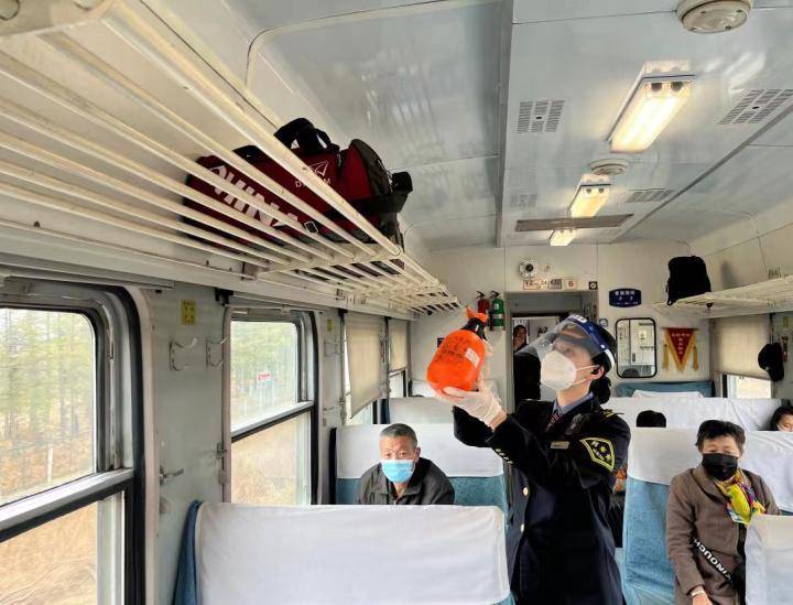 k7127次列车单乘运行6小时59分,途经7个车站,平均每个小时就要停车